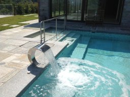piscina con cascata cervicale